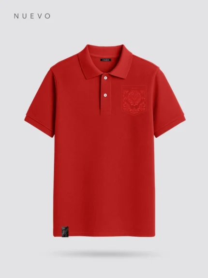 Polo pique color rojo con bordado sofisticado en el pecho de la marca Faaia moda.