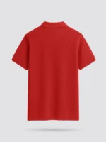 Polo pique color rojo vista trasera.