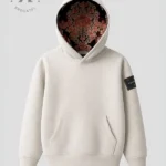 Imagen frontal de sudadera marca Faaia de color gris claro con brocatel burdeos y ornamentación champagne y rosa.