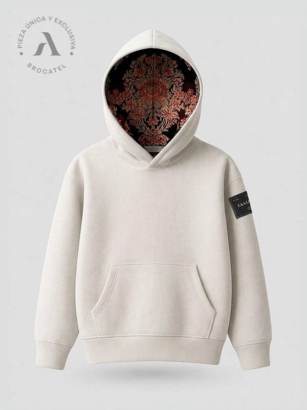 Imagen frontal de sudadera marca Faaia de color gris claro con brocatel burdeos y ornamentación champagne y rosa.