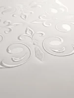 plano diagonal zoom de bordado ornamental con hilo ultra resistente en color gris claro sobre sudadera al tono de la marca Faaia.