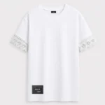 Camiseta blanca oversize para mujer con puntilla blanca en las mangas marca Faaia.