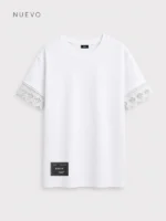 Camiseta blanca oversize para mujer con puntilla blanca en las mangas marca Faaia.