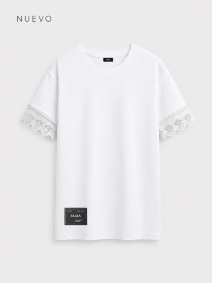 Camiseta blanca oversize para mujer con puntilla blanca en las mangas marca Faaia.