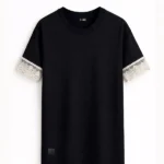 Camiseta oversize de color negra para mujer que inserta puntilla en las mangas.