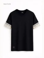 Camiseta oversize de color negra para mujer que inserta puntilla en las mangas.