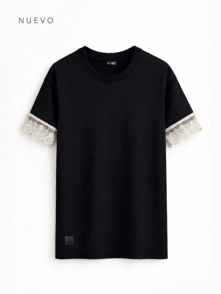 Camiseta oversize de color negra para mujer que inserta puntilla en las mangas.