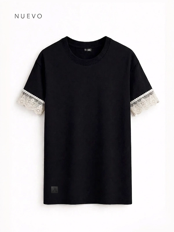 Camiseta oversize de color negra para mujer que inserta puntilla en las mangas.