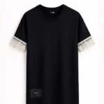 Camiseta oversize de color negra para mujer que inserta puntilla en las mangas.