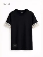 Camiseta oversize de color negra para mujer que inserta puntilla en las mangas.