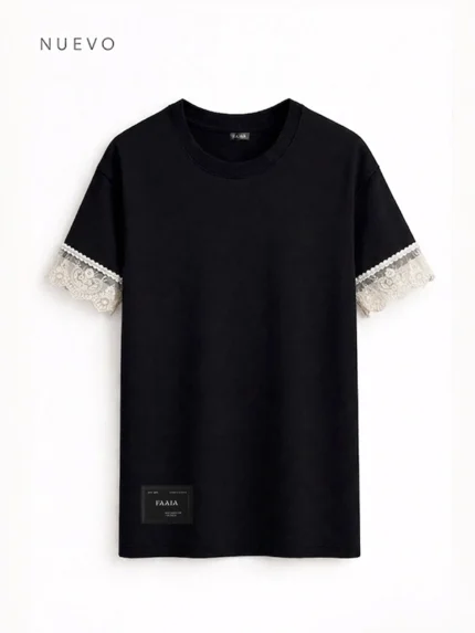 Camiseta oversize de color negra para mujer que inserta puntilla en las mangas.