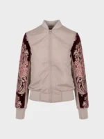 Imagen frontal de chaqueta para mujer color beige con las mangas forradas con un brocatel color burdeos tejido en telar valenciano.