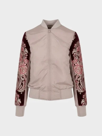 Imagen frontal de chaqueta para mujer color beige con las mangas forradas con un brocatel color burdeos tejido en telar valenciano.