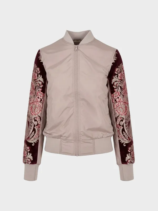 Imagen frontal de chaqueta para mujer color beige con las mangas forradas con un brocatel color burdeos tejido en telar valenciano.