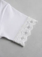 Zoom detallado de una puntilla blanca aplicada en una manga corta de camiseta de mujer blanca oversize de la marca Faaia.