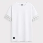 Camiseta blanca oversize para mujer con puntilla blanca en las mangas marca Faaia.