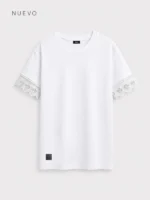 Camiseta blanca oversize para mujer con puntilla blanca en las mangas marca Faaia.