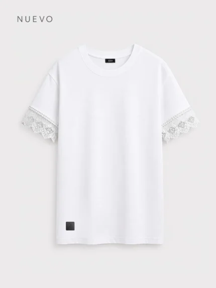 Camiseta blanca oversize para mujer con puntilla blanca en las mangas marca Faaia.
