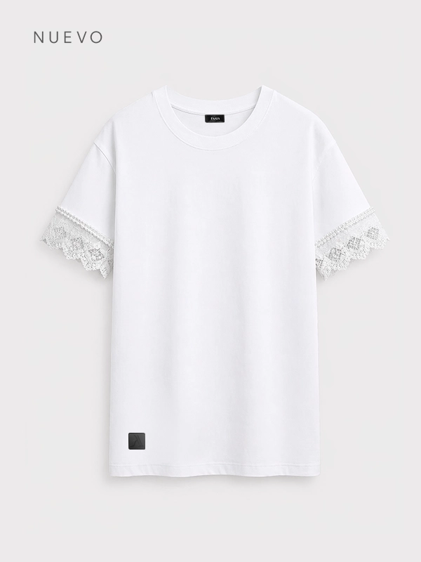 Camiseta blanca oversize para mujer con puntilla blanca en las mangas marca Faaia.