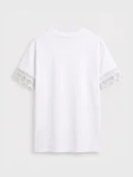 Plano trasero de camiseta de manga corta de corte oversize para mujer en color blanco con detalles de puntilla.