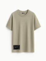 Camiseta oversize color tierra con parche textil con el logo de Faaia y tela fallera damasco en color negro.