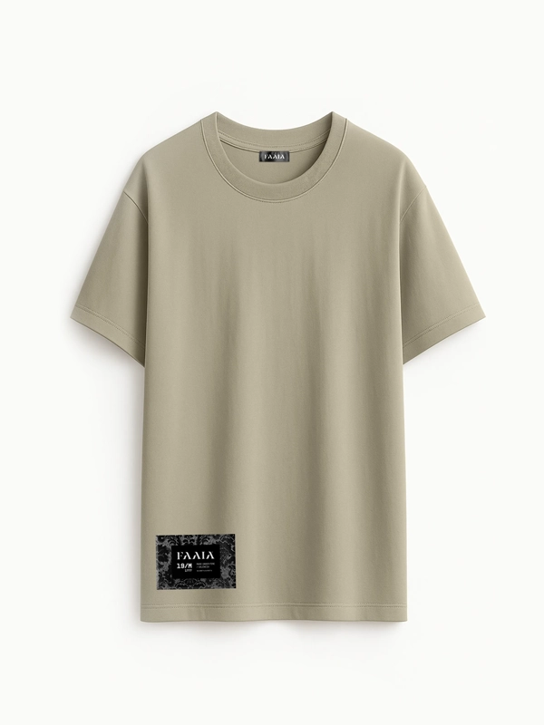 Camiseta oversize color tierra con parche textil con el logo de Faaia y tela fallera damasco en color negro.