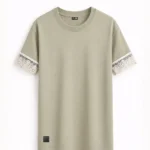 Camiseta oversize de color tierra para mujer que inserta puntilla en las mangas.