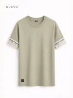 Camiseta oversize de color tierra para mujer que inserta puntilla en las mangas.
