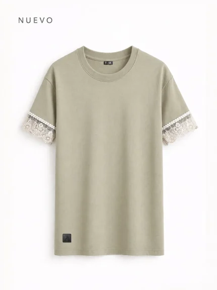 Camiseta oversize de color tierra para mujer que inserta puntilla en las mangas.
