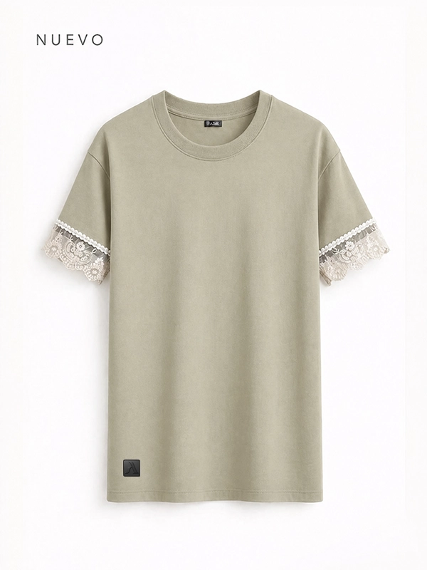 Camiseta oversize de color tierra para mujer que inserta puntilla en las mangas.