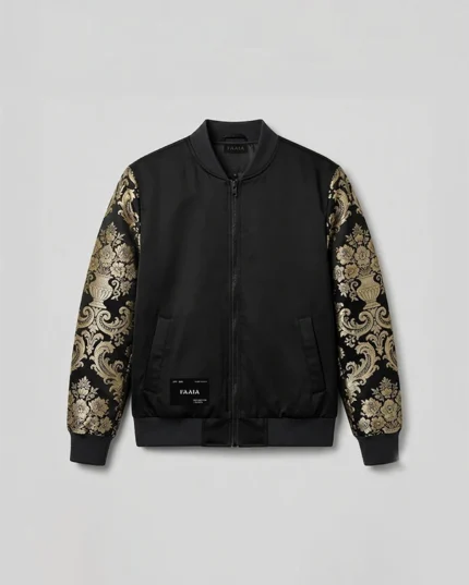 Chaqueta bomber negra con brocateles negro y dorado en las mangas.
