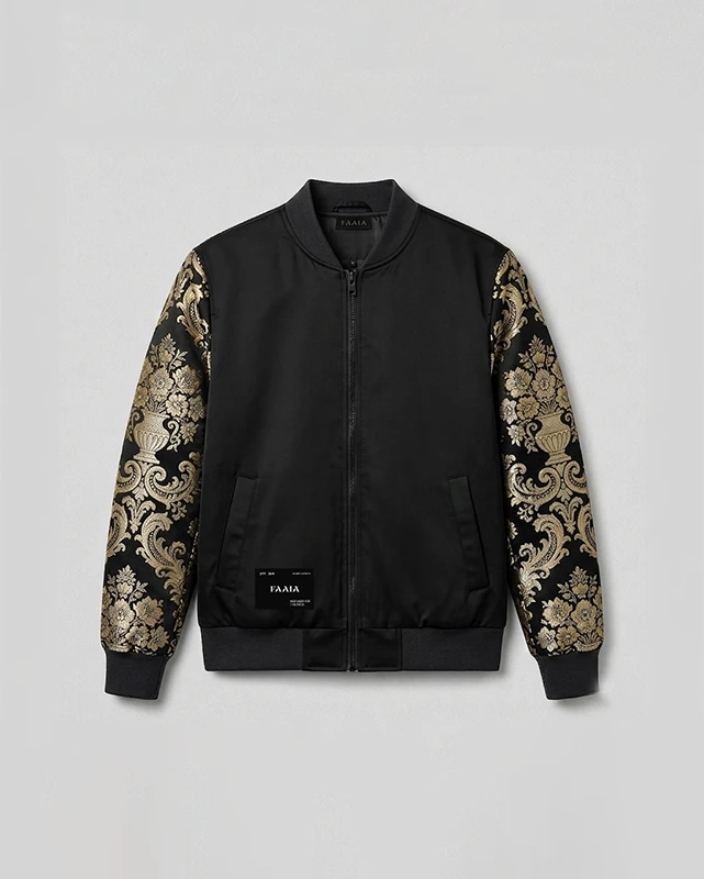 Chaqueta bomber negra con brocateles negro y dorado en las mangas.