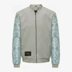 Chaqueta bomber color gris claro con las mangas en damasco azul celeste y blanco marca Faaia.