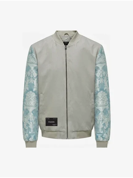 Chaqueta bomber color gris claro con las mangas en damasco azul celeste y blanco marca Faaia.