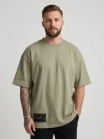 Hombre joven posando con camiseta color tierra marca Faaia con parche y tela fallera damasco.