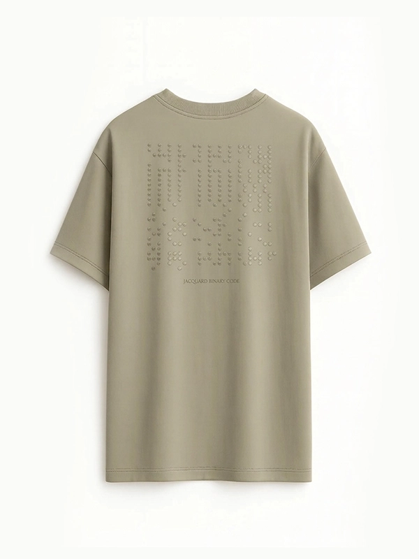 Imagen trasera de camiseta oversize de color tierra con bordado sofisticado del sistema jacquard.