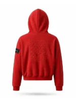 Vista trasera de sudadera con capucha roja con un bordado sofisticado en la espalda.