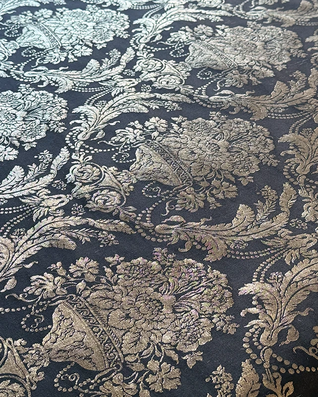 Tela damasco negro con ornamentación con hilo dorado Faaia Moda.