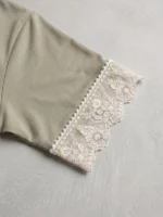 Plano principal aplicación de puntilla valenciana en las mangas de camisetas para mujer de la marca Faaia.