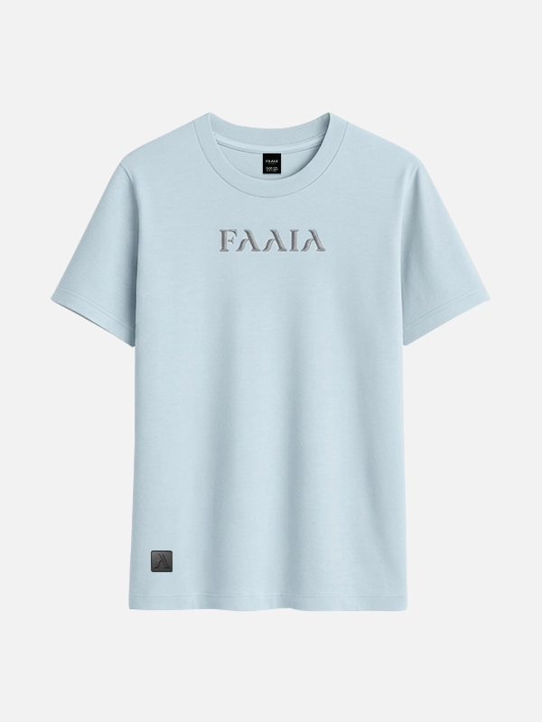 Camiseta manga corta color azul cielo con el logo de Faaia bordado en el pecho.