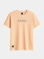 Camiseta manga corta color melocotón con el logo de Faaia bordado en el pecho.