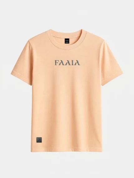 Camiseta manga corta color melocotón con el logo de Faaia bordado en el pecho.