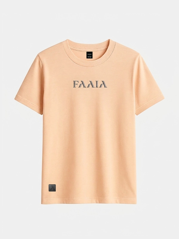 Camiseta manga corta color melocotón con el logo de Faaia bordado en el pecho.