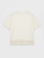 Vista trasera camiseta blanca crop con puntilla marca Faaia.