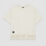 Vista frontal camiseta crop blanca para mujer con puntilla marca Faaia.
