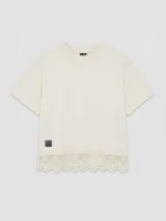 Vista frontal camiseta crop blanca para mujer con puntilla marca Faaia.