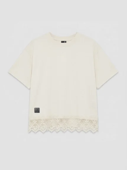 Vista frontal camiseta crop blanca para mujer con puntilla marca Faaia.