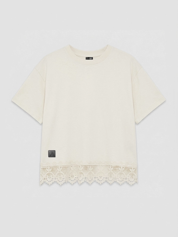 Vista frontal camiseta crop blanca para mujer con puntilla marca Faaia.