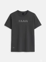 Camiseta manga corta color gris oscuro con el logo de Faaia bordado en el pecho.
