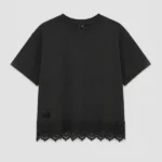 Vista frontal camiseta marca Faaia de color negro con corte crop para mujer y con puntilla valenciana insertada en el bajo.